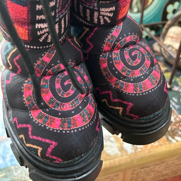 FARM RIO Scarf Chunky Lug Sole Tall Puffer Boot Bright Multicolor *9.5*Like New - Picture 13 of 16